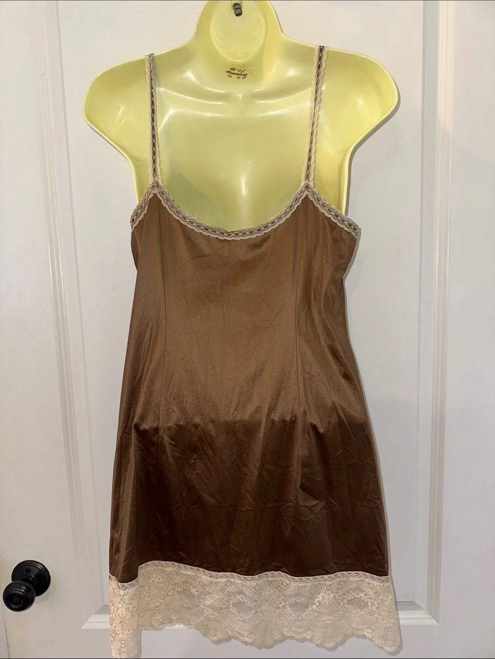Vintage 60s/70s Vanity Fair Brown Short Nylon Slip with Cream Lace Trim - Picture 5 of 7